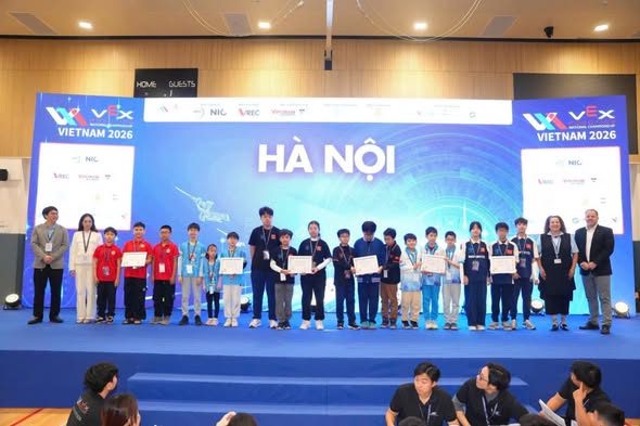 HÀNH TRÌNH KHÁM PHÁ SÁNG TẠO TRÊN CON ĐƯỜNG CÔNG NGHỆ, ROBOTICS CỦA TRƯỜNG TIỂU HỌC VẠN PHÚC